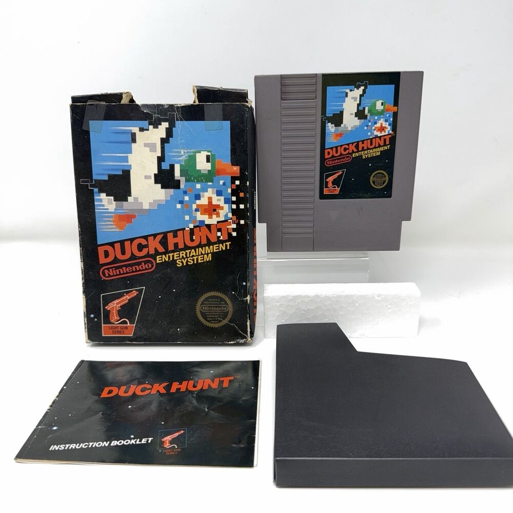 Duck Hunt Nintendo NES 1985 5 Screw No Code Hangtab Black Box Complete CIB